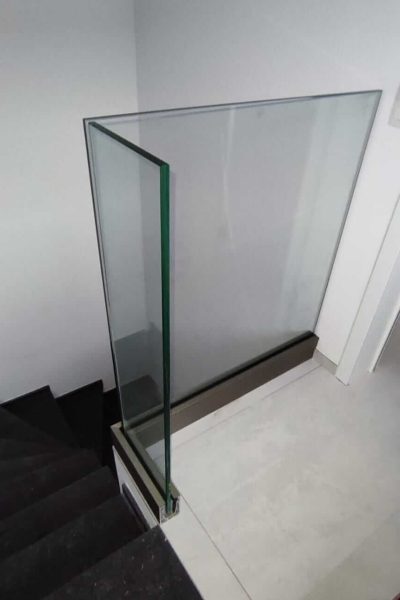 Escalier en angle avec garde-corps